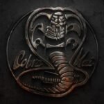Ator de Cobra Kai é acusado de morder colega de elenco em evento para fãs
