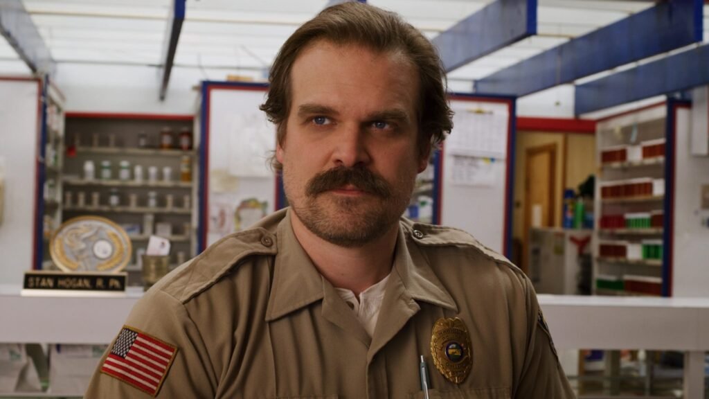Dez anos depois, David Harbour é brutalmente honesto e confessa que cansou de Stranger Things: "Até onde vai essa história?"