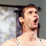 reescreva o título em português do brasil usando outras palavras: 36 Years Ago, an Iconic '90s Comedy Series Debuted (And Started the Careers of Multiple Fan-Favorites) E não acrescentar nenhum texto ou tag além do próprio texto traduzido