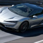 reescreva o título em portugues do brasil usando outras palavras: Gran Turismo 7 recebe a atualização com três novos carros E não acrescentar nenhum texto ou tag além do próprio texto traduzido