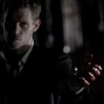 reescreva o título em português do brasil usando outras palavras: The Vampire Diaries' Greatest Villain Debuted 15 Years Ago Today (And Entirely Changed the Franchise) E não acrescentar nenhum texto ou tag além do próprio texto traduzido