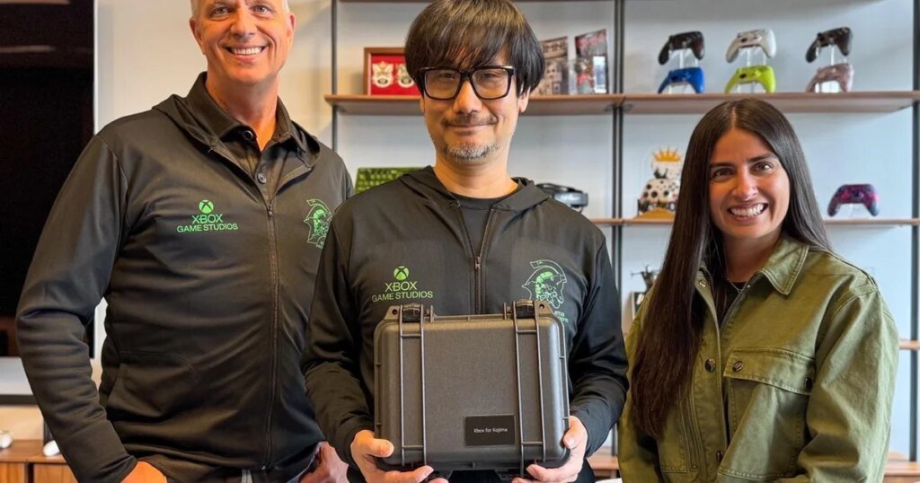 reescreva o título em portugues do brasil usando outras palavras: Hideo Kojima recebe prenda misteriosa da Xbox E não acrescentar nenhum texto ou tag além do próprio texto traduzido