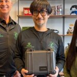 reescreva o título em portugues do brasil usando outras palavras: Hideo Kojima recebe prenda misteriosa da Xbox E não acrescentar nenhum texto ou tag além do próprio texto traduzido
