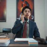 reescreva o título em português do brasil usando outras palavras: One of Netflix’s Best New Shows of 2025 Is Already Back for Season 2 (And You Can Watch Every Episode Right Now) E não acrescentar nenhum texto ou tag além do próprio texto traduzido