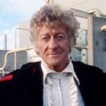 reescreva o título em português do brasil usando outras palavras: New Doctor Who Release Brings Back the Last Master We Ever Expected (Plus Some Criminally Underused Villains) E não acrescentar nenhum texto ou tag além do próprio texto traduzido