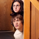 reescreva o título em portugues do brasil usando outras palavras: Primeiro olhar a Scooby-Doo Origins da Netflix E não acrescentar nenhum texto ou tag além do próprio texto traduzido