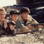 Filme de Ação Icônico dos Anos 80 Disponível Gratuitamente em Streaming (E Muito Superior ao Remake)