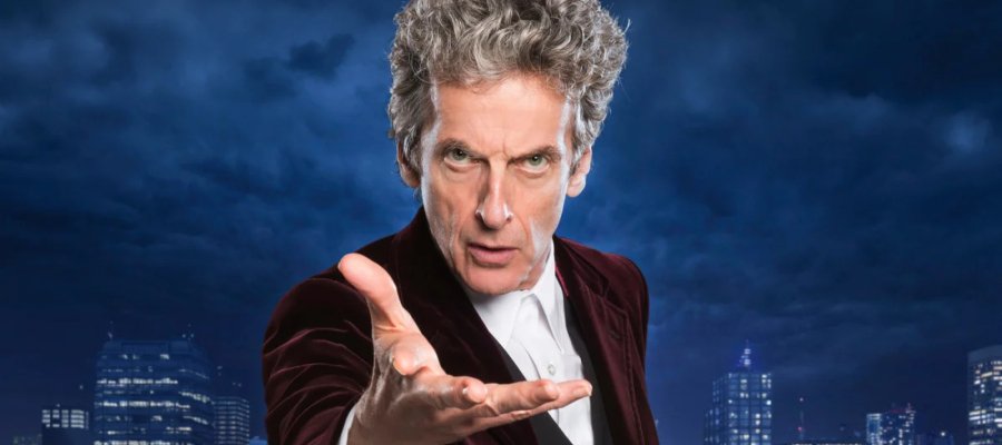 reescreva o título em português do brasil usando outras palavras: 18 Years Ago, Doctor Who Introduced 2 of Its Biggest Actors Before Recasting Them in Different Roles E não acrescentar nenhum texto ou tag além do próprio texto traduzido