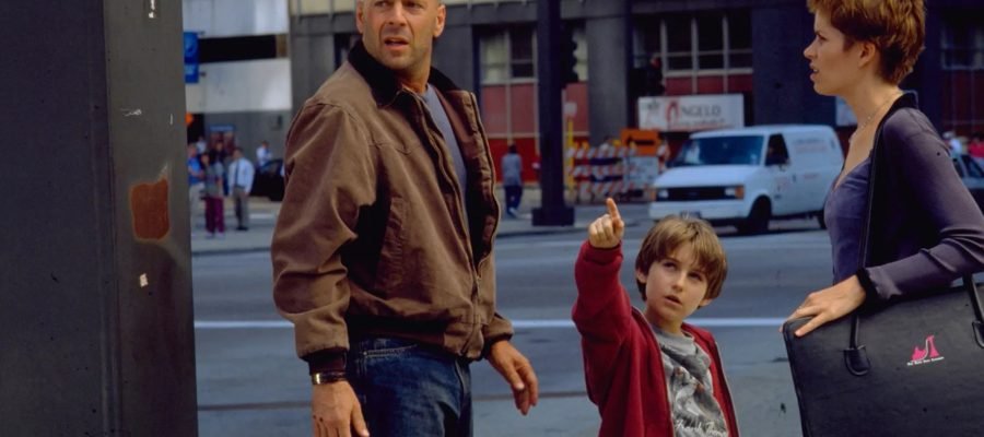 reescreva o título em português do brasil usando outras palavras: Bruce Willis’ Slept-On ‘90s Action Movie Is Streaming on Prime Video E não acrescentar nenhum texto ou tag além do próprio texto traduzido