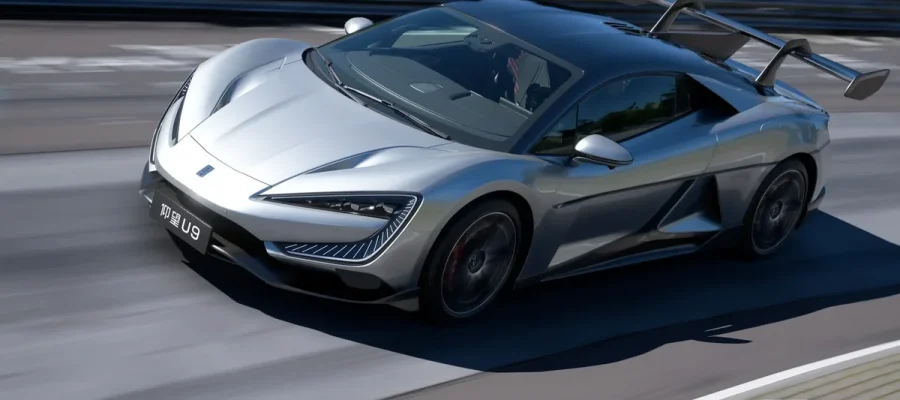 reescreva o título em portugues do brasil usando outras palavras: Gran Turismo 7 recebe a atualização com três novos carros E não acrescentar nenhum texto ou tag além do próprio texto traduzido