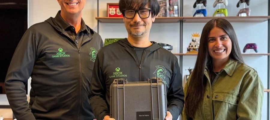 reescreva o título em portugues do brasil usando outras palavras: Hideo Kojima recebe prenda misteriosa da Xbox E não acrescentar nenhum texto ou tag além do próprio texto traduzido