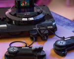 reescreva o título em portugues do brasil usando outras palavras: Sega Mega Drive ganha vida em versão LEGO com direito a cartucho e comandos E não acrescentar nenhum texto ou tag além do próprio texto traduzido