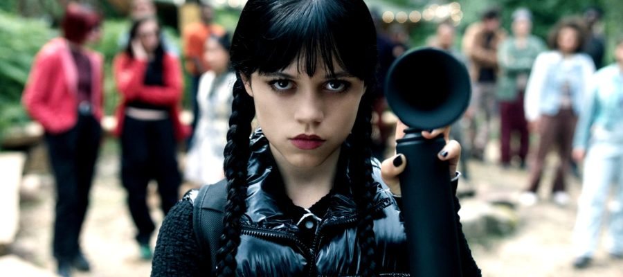 Criadores de Wandinha revelam como Smallville influenciou secretamente o sucesso da Netflix.